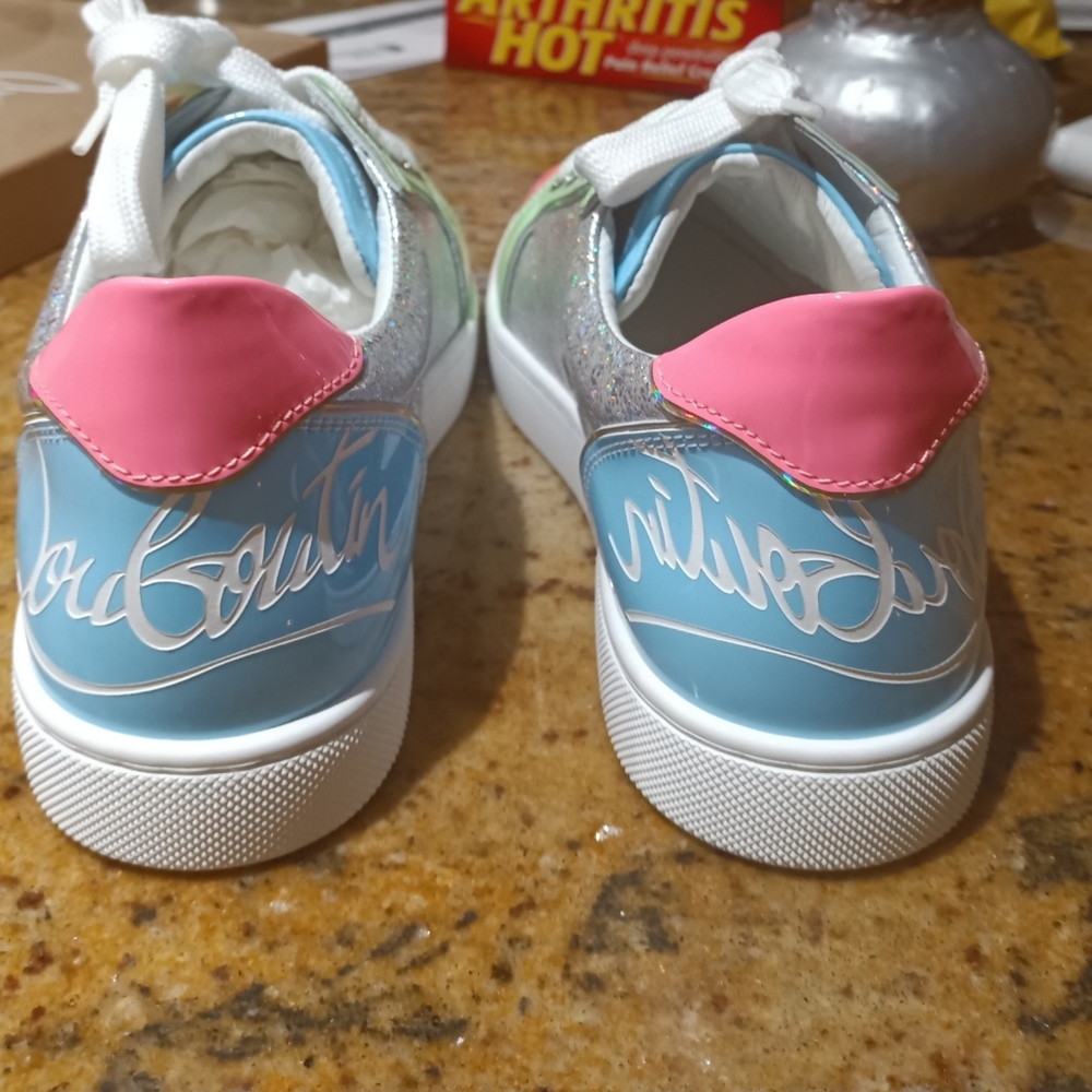 Tennis shoes - Picture 1 of 5